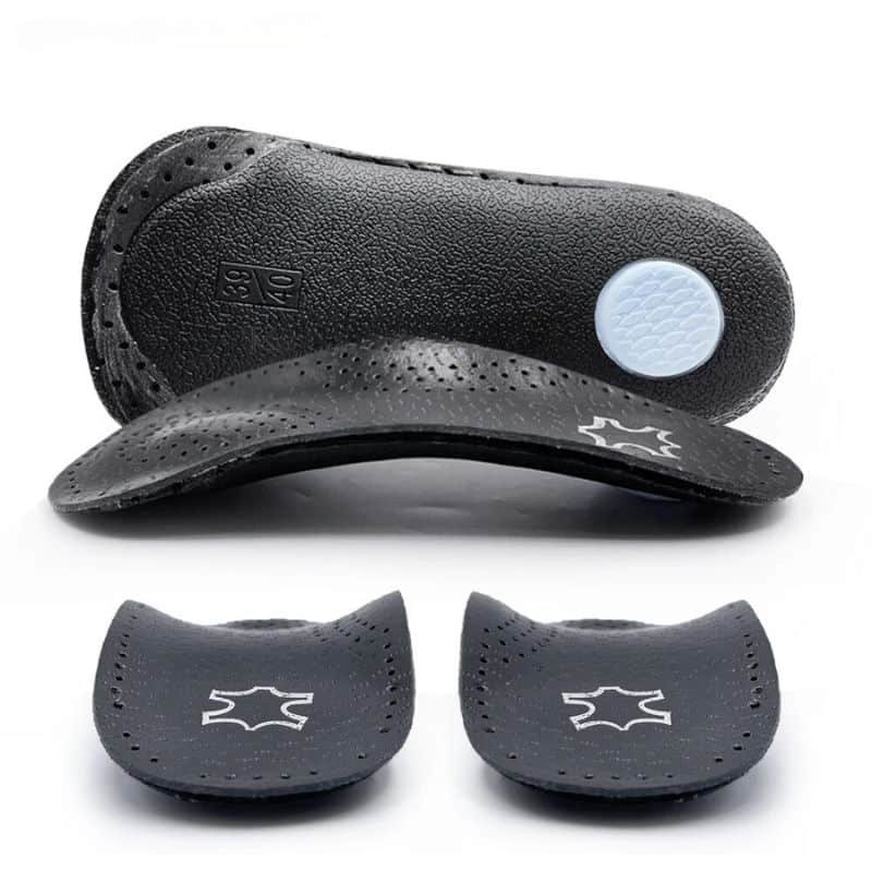 Semelles pour le genou orthopédiques en cuir perforé sur fond blanc