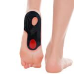 Semelles pour le genou orthopédiques discrètes et designs portées par une femme sur fond blanc