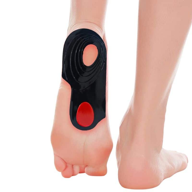 Semelles pour le genou orthopédiques discrètes et designs portées par une femme sur fond blanc