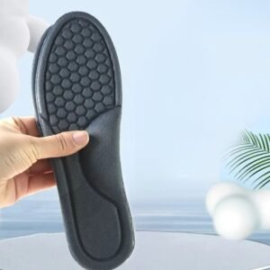 Semelles pour homme orthopédiques et respirantes tenues par une personne sur fond bleu