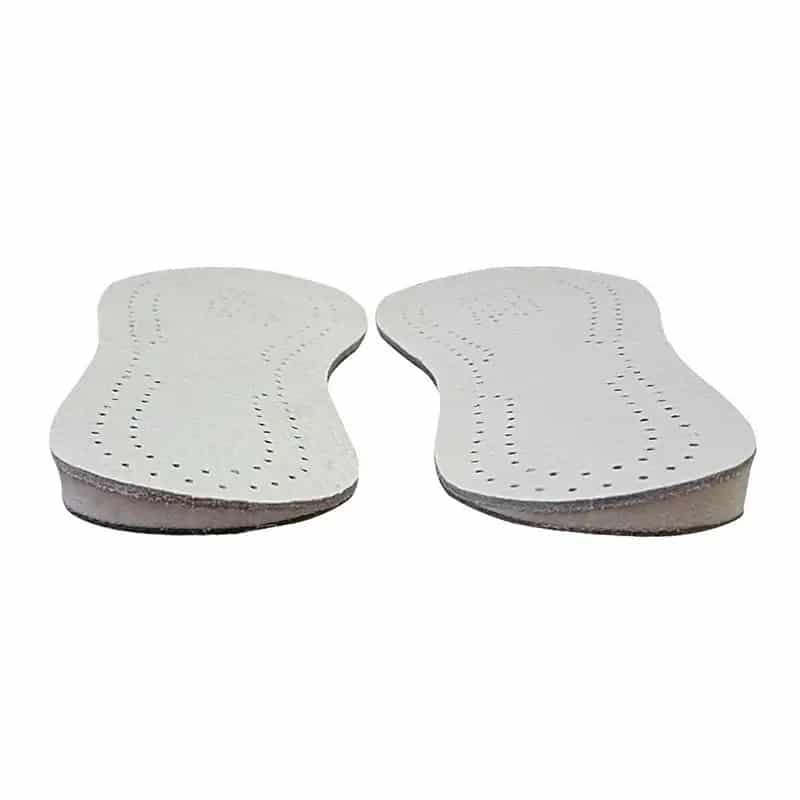 Semelles orthopédiques pour le genou correctrices et inclinées sur fond blanc