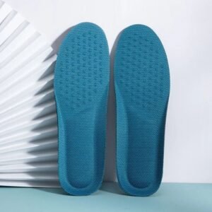 Semelles orthopédiques pour homme flexibles et designs contre un mur gris