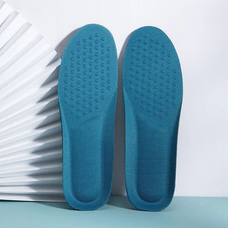 Semelles orthopédiques pour homme flexibles et designs contre un mur gris