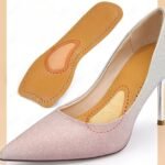 Semelles orthopédiques pour sandale respirantes en simili cuir sur fond blanc avec une chaussure