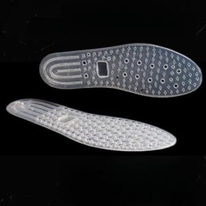Semelles orthopédiques pour le sport résistantes et flexibles sur fond noir