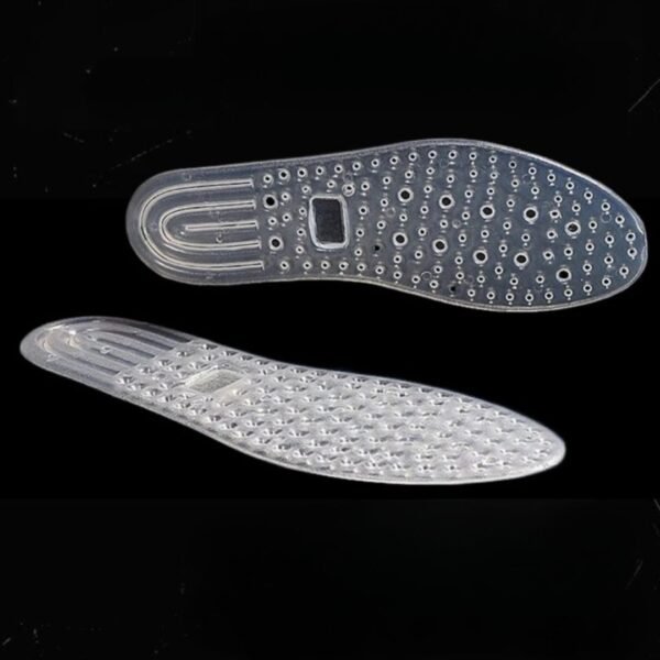 Semelles orthopédiques pour le sport résistantes et flexibles sur fond noir