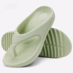 Tong orthopédique femme verte antidérapante sur fond gris