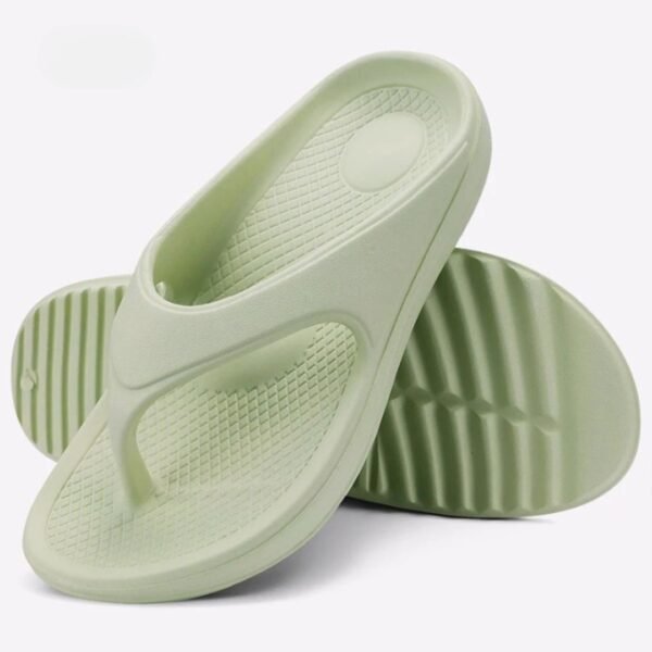 Tong orthopédique femme verte antidérapante sur fond gris
